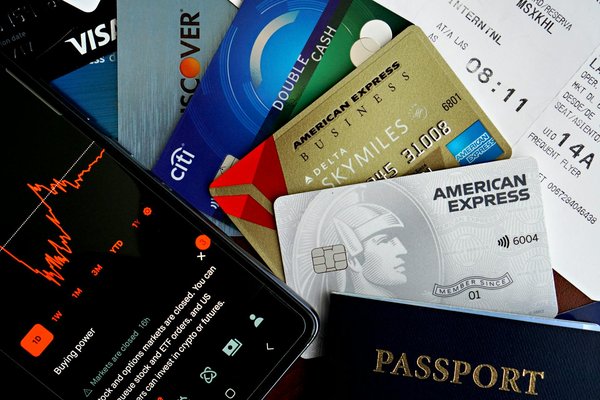 Où découvrir les traditions orales des griots en Afrique de l'Ouest : villages et événements ?